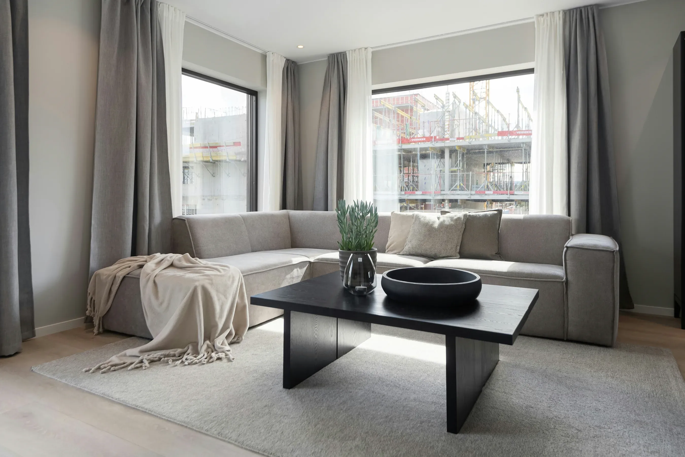 Šviesus modernus buto interjeras su sofa ir kavos staliuku
