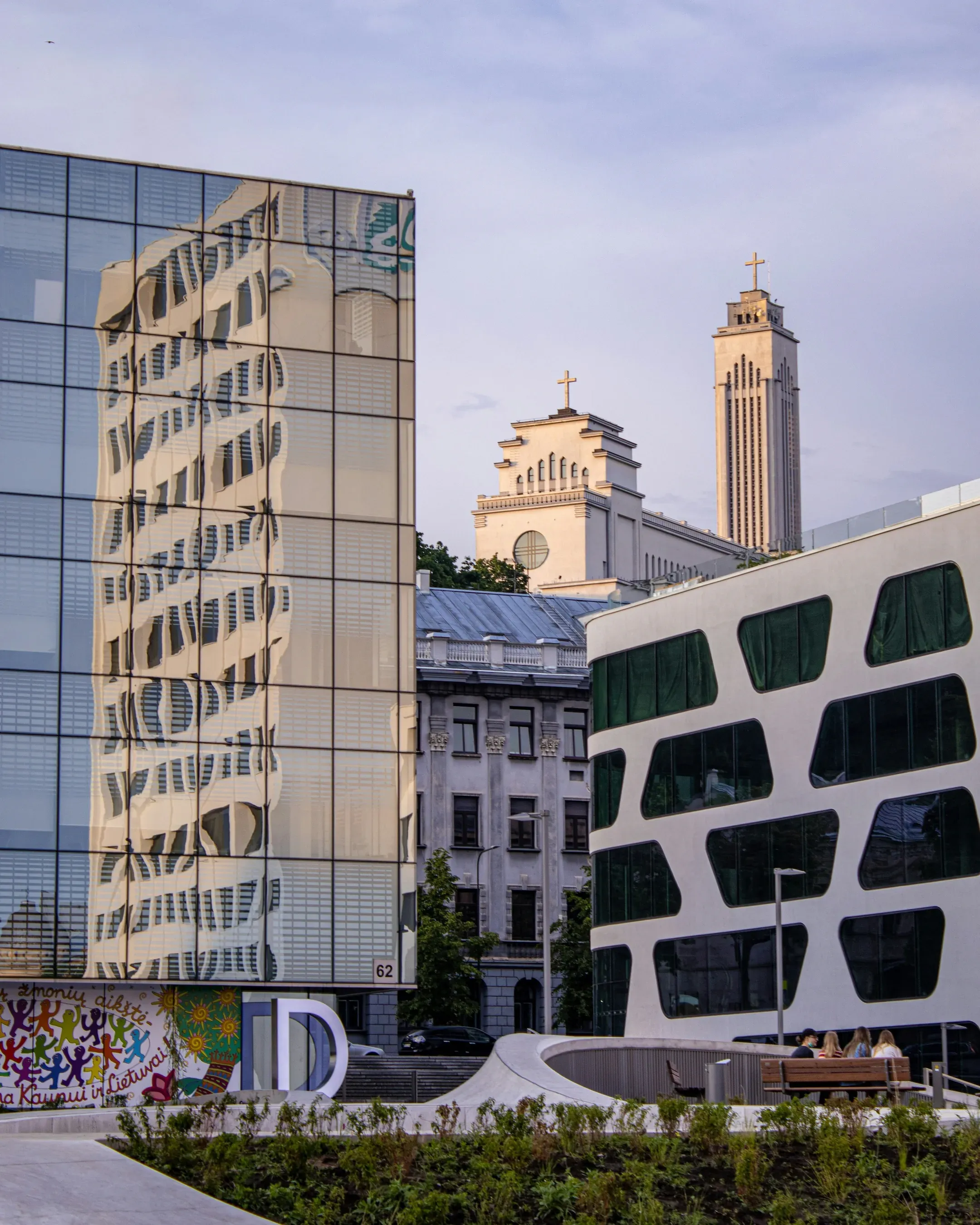 Kauno modernios architektūros pastatai ir miesto bokštas