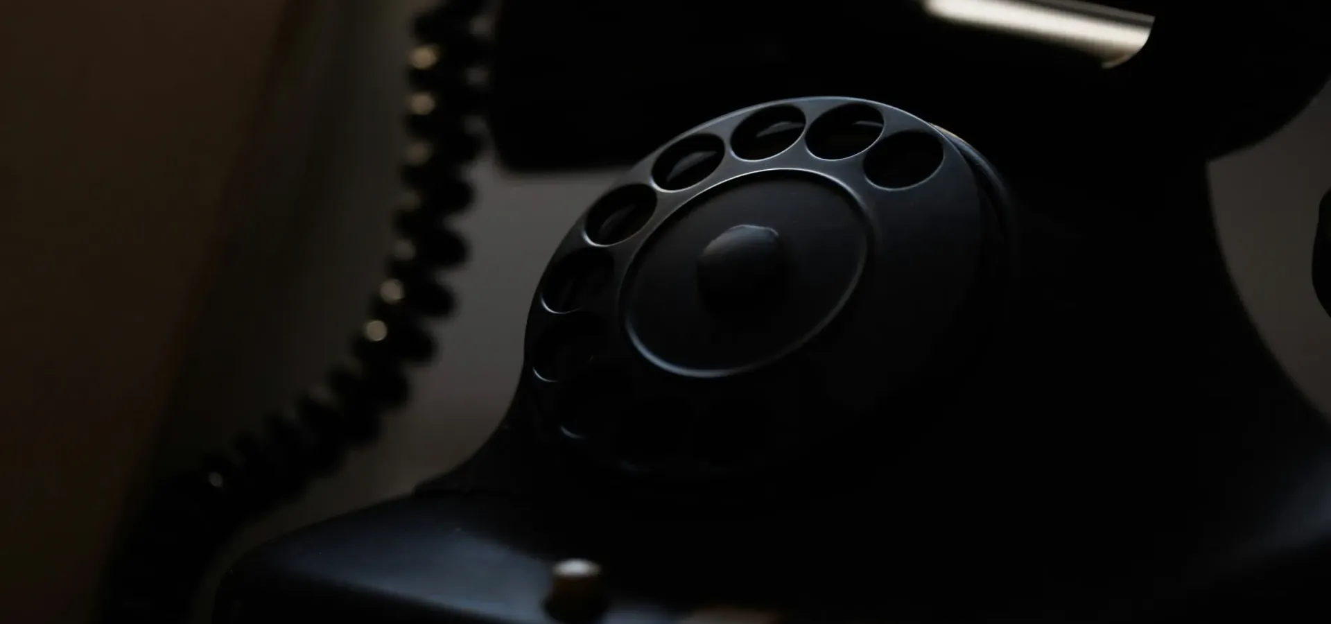 Juodas retro telefonas kontaktu puslapio hero bloke