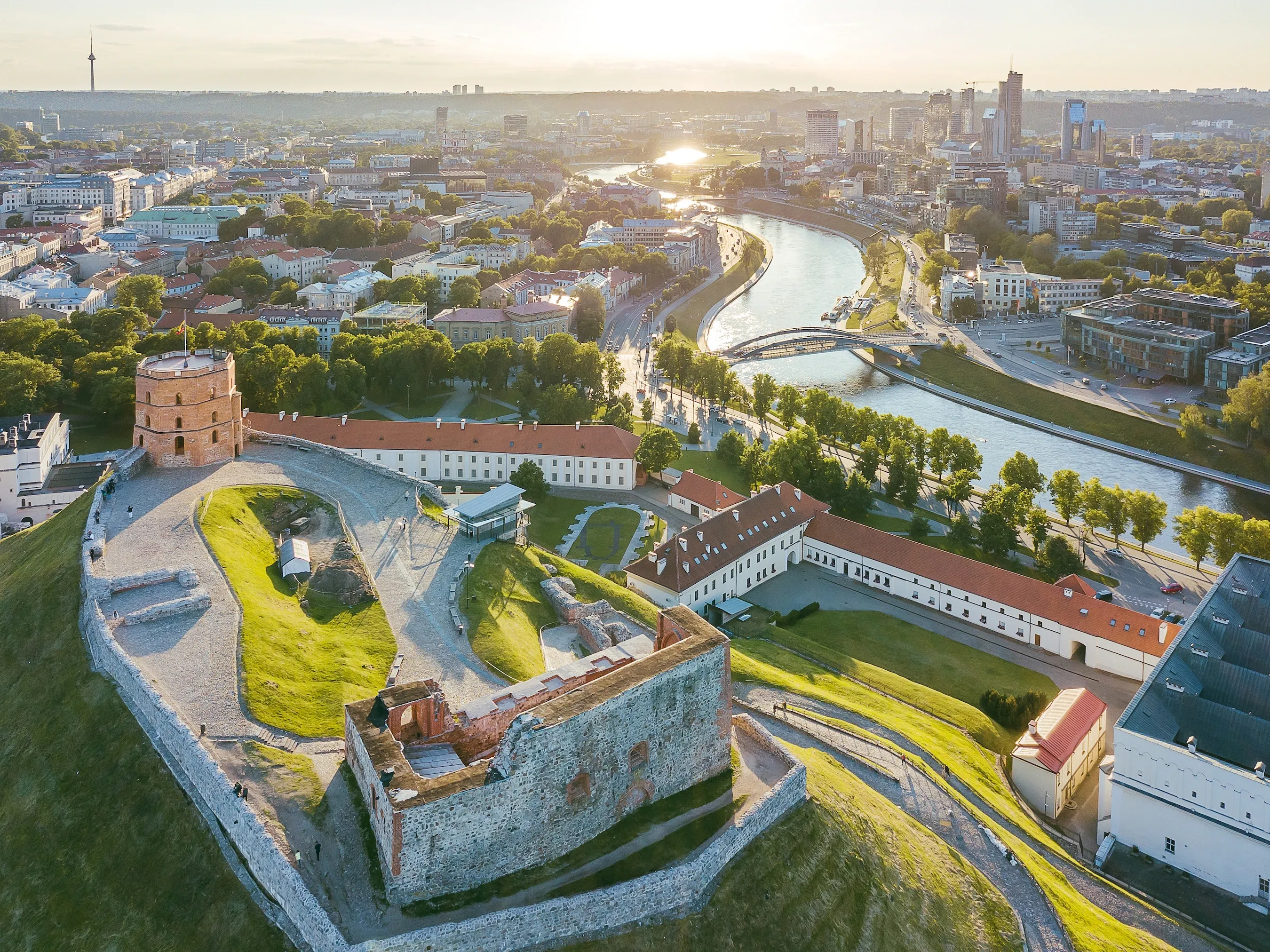 Vilniaus miesto panorama su Gedimino pilies bokštu ir Nerimi
