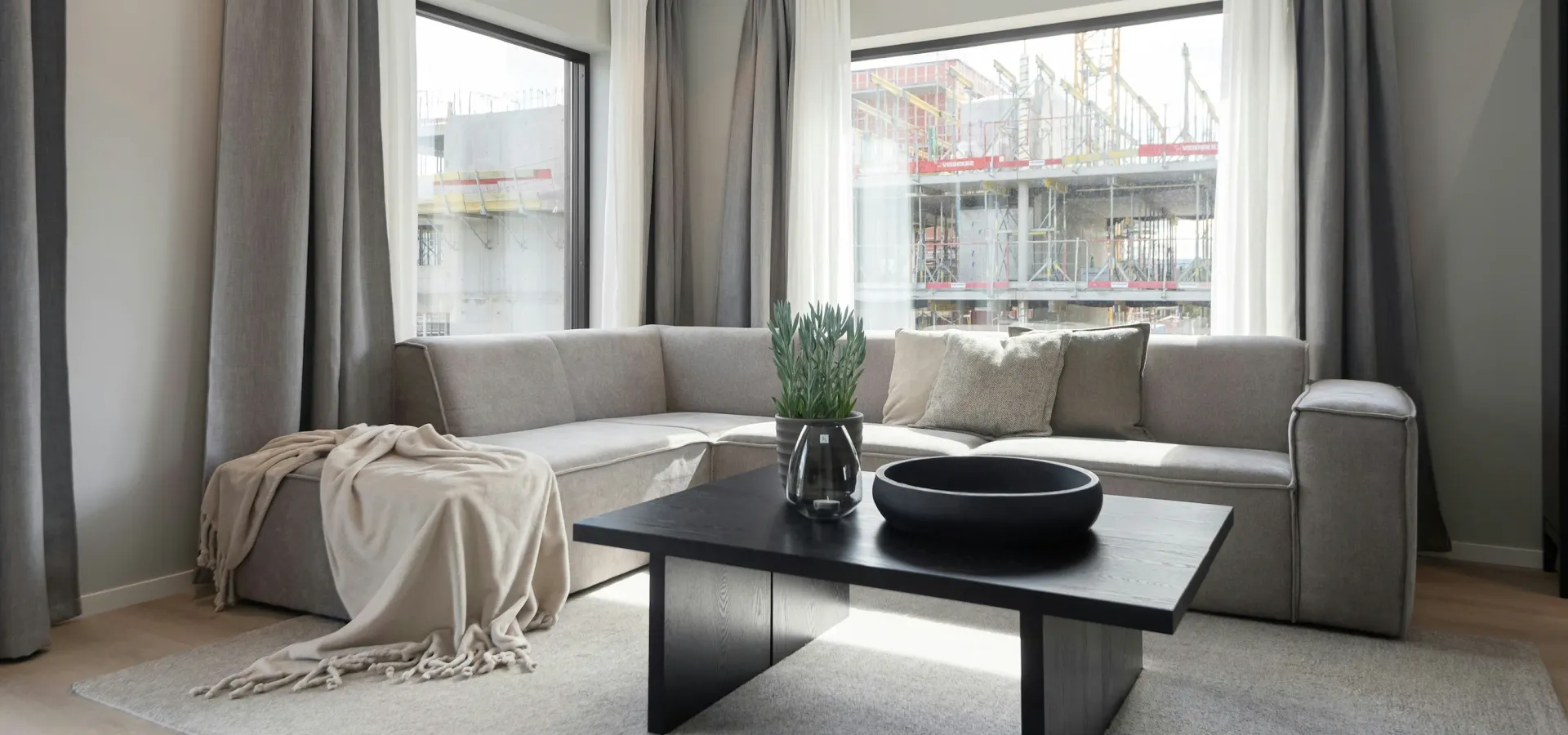 Šviesus modernus buto interjeras su sofa ir kavos staliuku