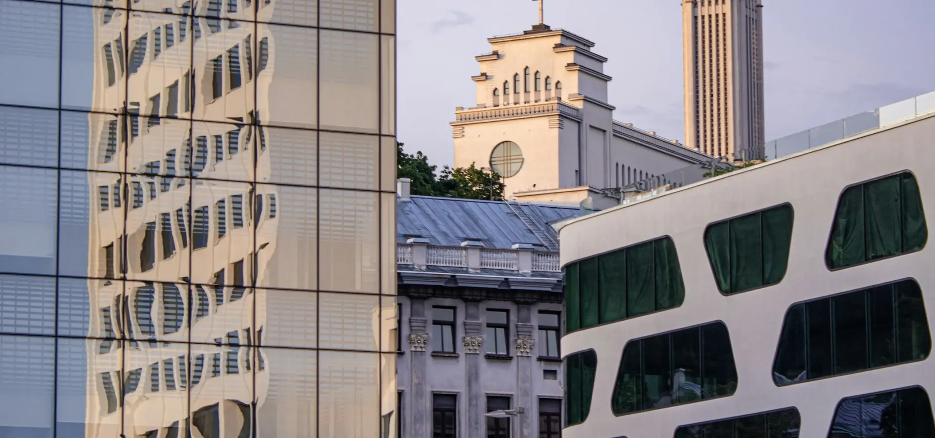 Kauno modernios architektūros pastatai ir miesto bokštas
