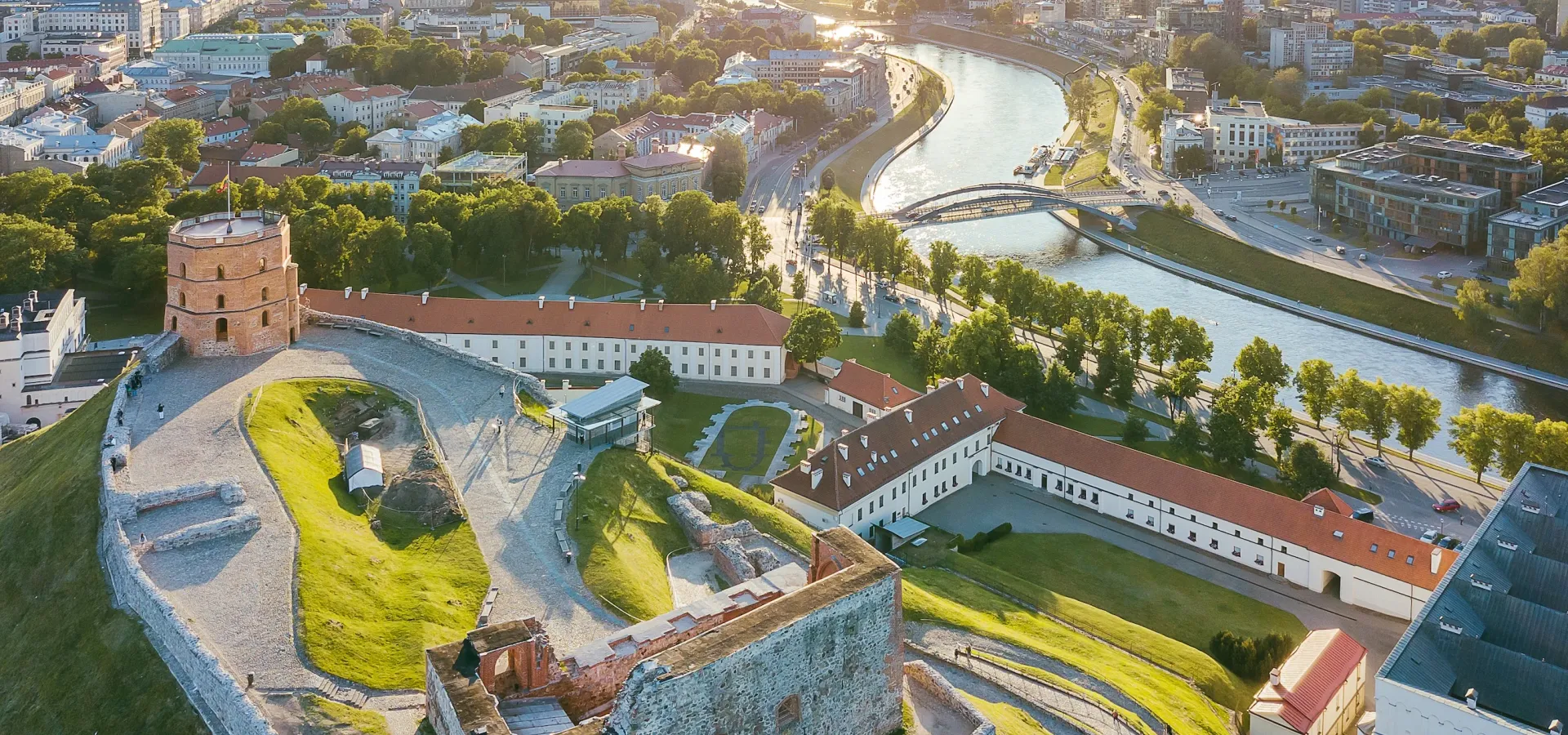 Vilniaus miesto panorama su Gedimino pilies bokštu ir Nerimi